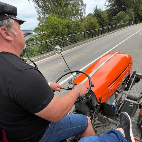 Bild enthält, Adult, Male, Man, Person, Driving, Transportation, Vehicle, Officer, Wheel, Car