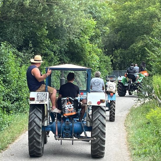 Bild enthält, Fun, Vacation, Adult, Male, Man, Person, Road Trip, Outdoors, Nature, Wheel