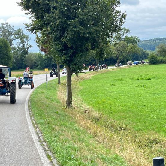 Bild enthält, Outdoors, Car, Nature, Person, Wheel, Fun, Vacation, Shoe, Hat, Road