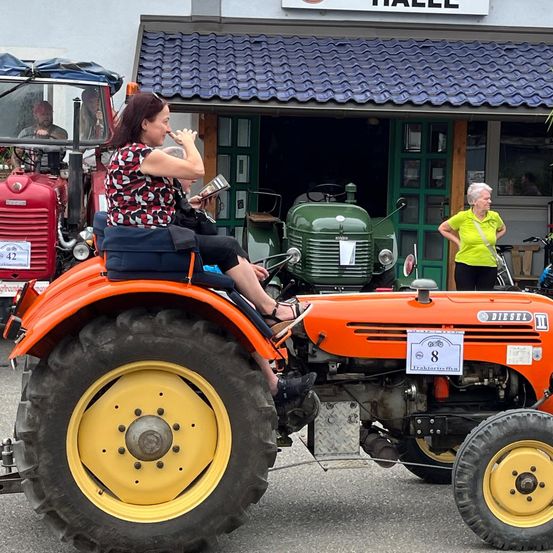 Bild enthält, Adult, Female, Person, Woman, Tractor, Vehicle, Machine, Wheel, Tire, Package