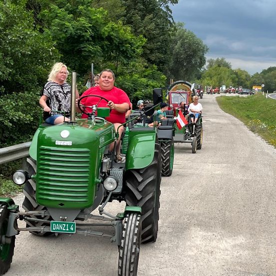 Bild enthält, Fun, Vacation, Person, Road Trip, Adult, Female, Woman, Male, Man, License Plate