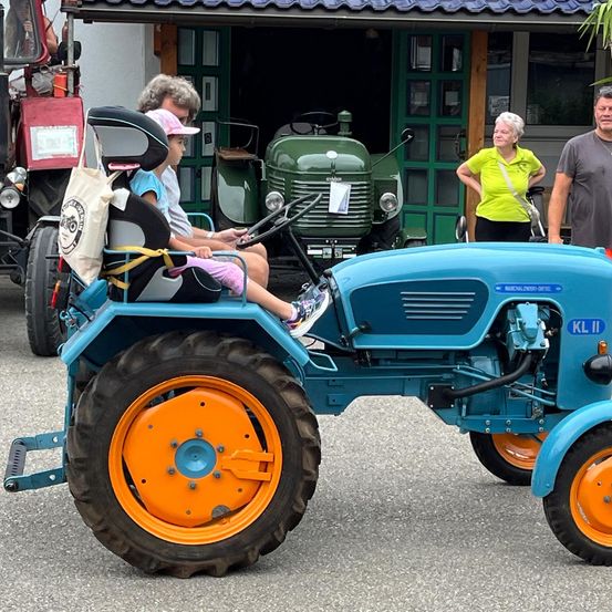Bild enthält, Adult, Female, Person, Woman, Wheel, Male, Man, Tractor, Tire, Necklace