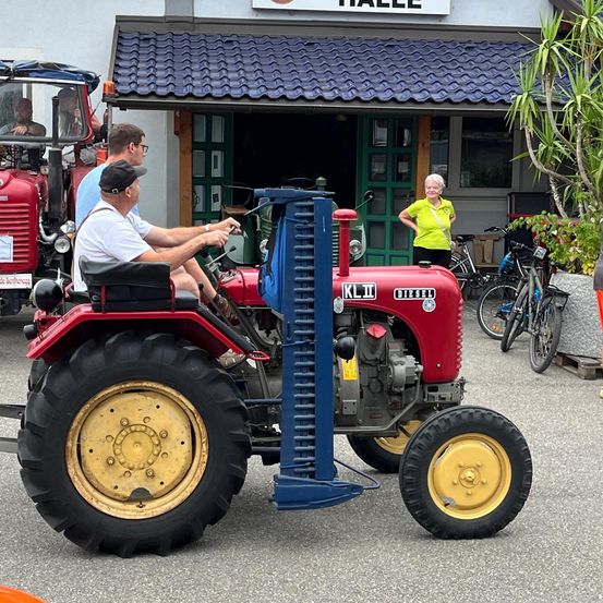 Bild enthält, Adult, Male, Man, Person, Machine, Wheel, Tire, Tractor, Vehicle, Shorts