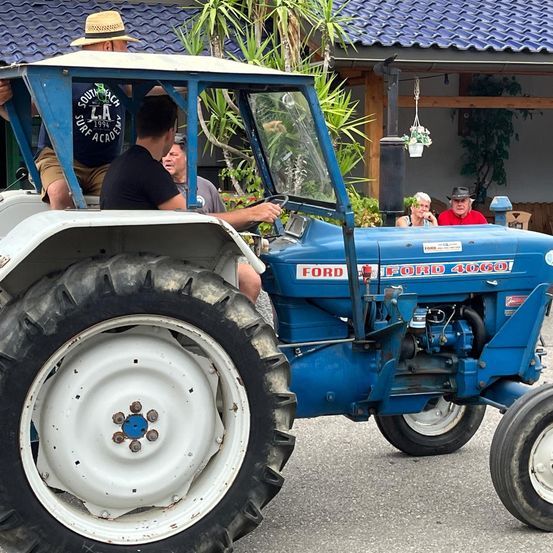 Bild enthält, Tractor, Transportation, Vehicle, Adult, Male, Man, Person, Machine, Wheel, Tire