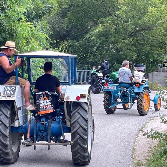 Bild enthält, Vacation, Tire, Adult, Male, Man, Person, Wheel, Outdoors, Tractor, Road Trip
