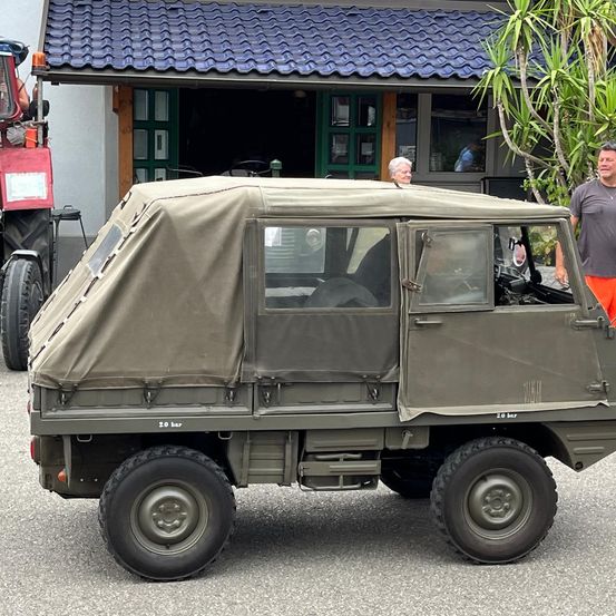 Bild enthält, Adult, Male, Man, Person, Jewelry, Necklace, Transportation, Vehicle, Wristwatch, Truck