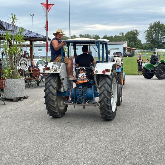 Bild enthält, Adult, Male, Man, Person, Tire, Wheel, Tractor, Vehicle, Outdoors, Face