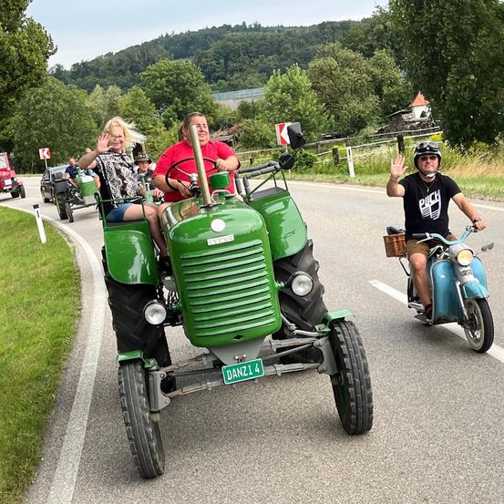 Bild enthält, Fun, Vacation, Person, Road Trip, Adult, Female, Woman, License Plate, Helmet, Wheel