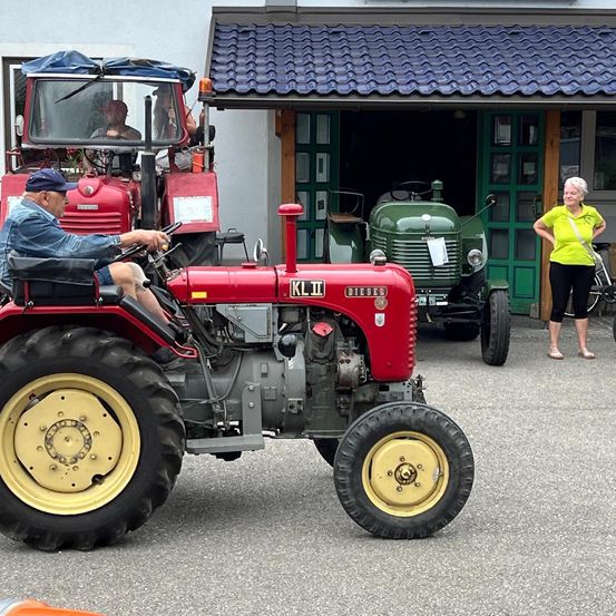 Bild enthält, Tire, Machine, Wheel, Tractor, Vehicle, Adult, Male, Man, Person, E-scooter