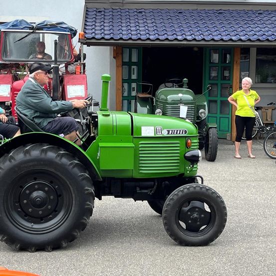 Bild enthält, Tractor, Vehicle, Adult, Male, Man, Person, Female, Woman, Tire, Wheel