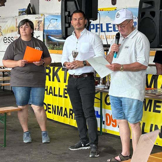 Bild enthält, Speaker, Adult, Male, Man, Person, Shorts, Glasses, Wristwatch, Crowd, Face