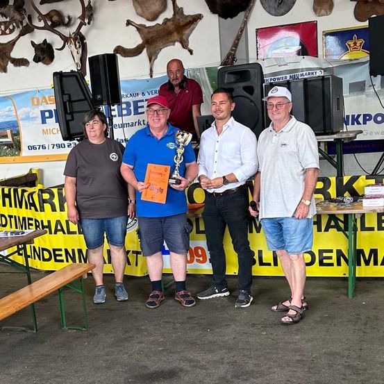 Bild enthält, Shelter, Shorts, People, Person, Urban, Adult, Male, Man, Pants, Advertisement