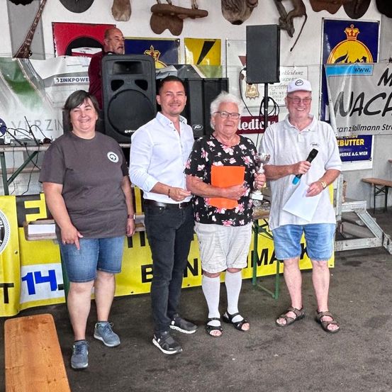 Bild enthält, Shorts, Shelter, Wood, People, Person, Pants, Portrait, Adult, Male, Man