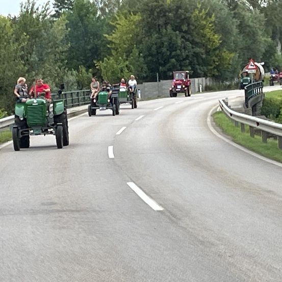 Bild enthält, Road, Person, Chair, Furniture, Motorcycle, Vehicle, Machine, Wheel, Outdoors, Fun