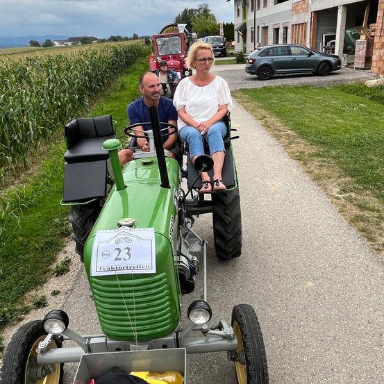 Bild enthält, Grass, Adult, Male, Man, Person, Female, Woman, Outdoors, Portrait, Nature