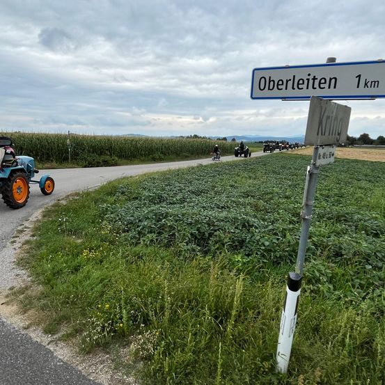 Bild enthält, Fun, Vacation, Person, Road Trip, Machine, Wheel, Road Sign, Symbol, Mailbox, Outdoors
