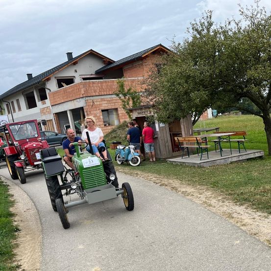 Bild enthält, Outdoors, Person, Pushing, Footwear, Shoe, Nature, Bench, Motorcycle, Glasses, Wheel