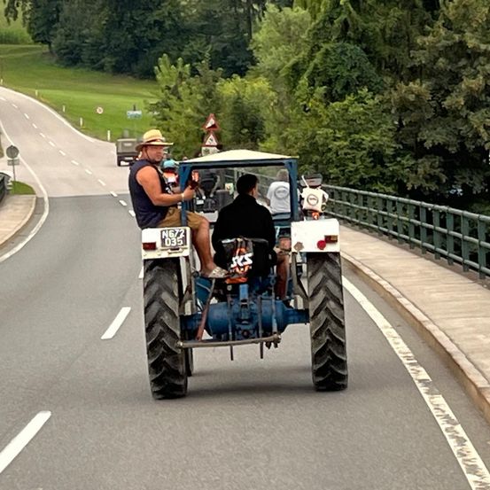 Bild enthält, Road, Adult, Male, Man, Person, Fun, Vacation, Wheel, Shoe, Road Trip