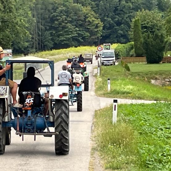 Bild enthält, Outdoors, Vacation, Nature, Adult, Male, Man, Person, Wheel, Motorcycle, Worker