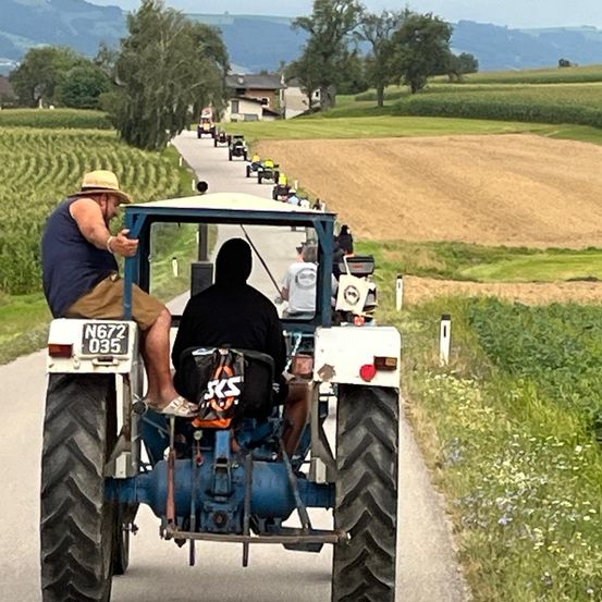Bild enthält, Nature, Outdoors, Countryside, Adult, Male, Man, Person, Rural, Wheel, Woman