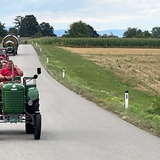 Bild enthält, Fun, Vacation, Person, Road Trip, Outdoors, Nature, Footwear, Shoe, License Plate, Vehicle