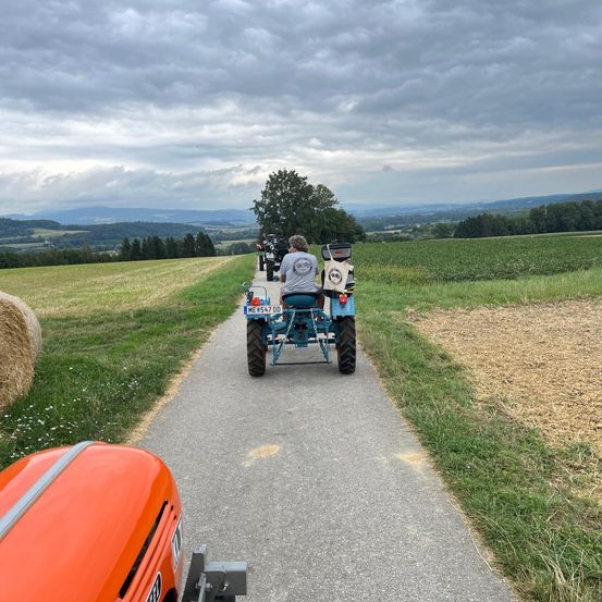 Bild enthält, Outdoors, Fun, Vacation, Wheel, Nature, Person, E-scooter, Horizon, Sheep, Motorcycle