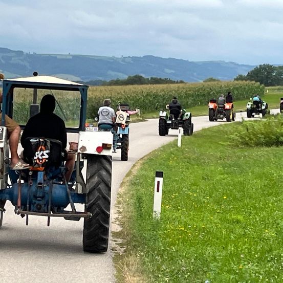 Bild enthält, Outdoors, Nature, Adult, Male, Man, Person, Vacation, Wheel, Motorcycle, Road Trip