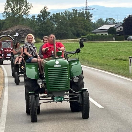 Bild enthält, Vacation, Adult, Female, Person, Woman, Road Trip, Outdoors, Tractor, Car, Nature