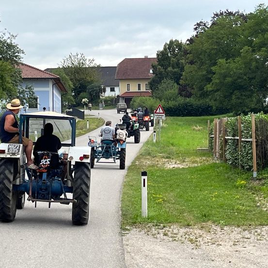 Bild enthält, Outdoors, Nature, Adult, Male, Man, Person, Wheel, Vacation, Car, Motorcycle