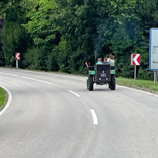 Bild enthält, Road, Person, Road Sign, Sign, Symbol, Transportation, Vehicle