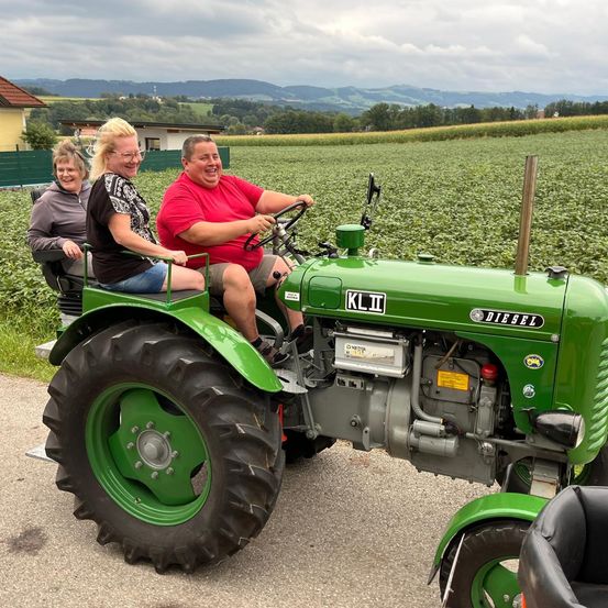 Bild enthält, Tractor, Nature, Outdoors, Person, Adult, Male, Man, Wheel, Glasses, Woman