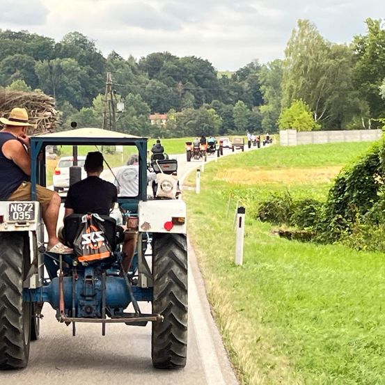 Bild enthält, Outdoors, Adult, Male, Man, Person, Nature, Shoe, Wheel, Vacation, Car