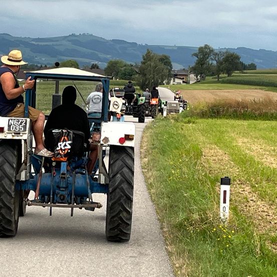 Bild enthält, Outdoors, Nature, Adult, Male, Man, Person, Vacation, Shoe, Wheel, Countryside