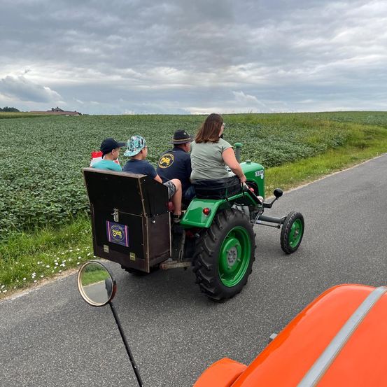 Bild enthält, Adult, Female, Person, Woman, Tractor, Vehicle, Wheel, Outdoors, Grass, Nature