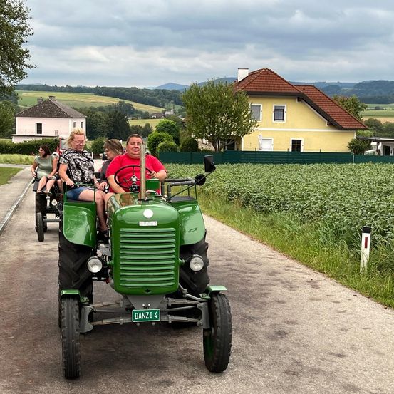 Bild enthält, Fun, Vacation, Person, Road Trip, Outdoors, Nature, Clothing, Shorts, E-scooter, Countryside