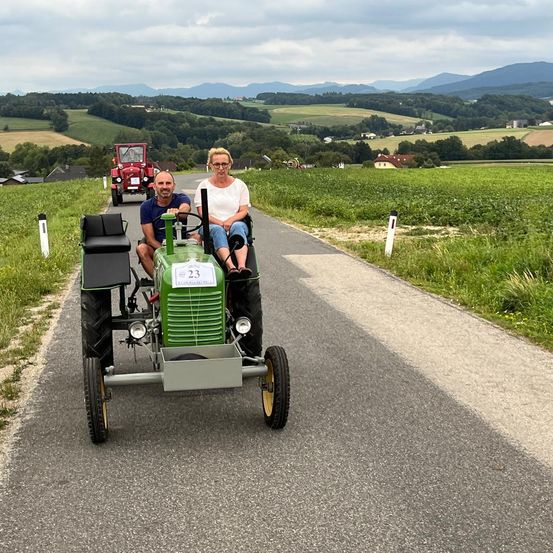 Bild enthält, Fun, Vacation, Person, Road Trip, Outdoors, Lawn Mower, Tool, Accessories, Glasses, Nature