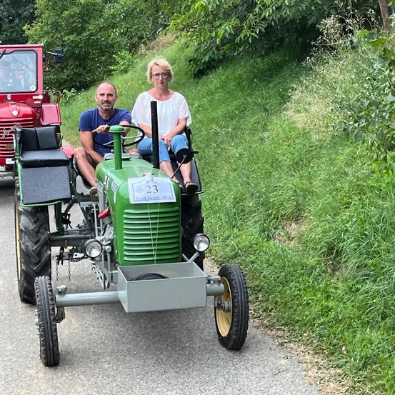Bild enthält, Adult, Male, Man, Person, Female, Woman, Vacation, Outdoors, Wheel, Glasses