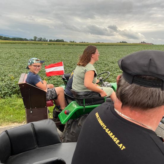 Bild enthält, Adult, Female, Person, Woman, Accessories, Jewelry, Necklace, Glasses, Flag, Wheel