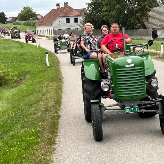 Bild enthält, Adult, Male, Man, Person, Vacation, License Plate, Outdoors, Grass, Road Trip, Nature