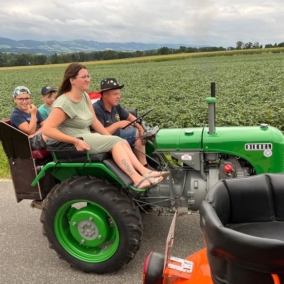 Bild enthält, Adult, Female, Person, Woman, Tractor, Nature, Outdoors, Grass, Wheel, Countryside