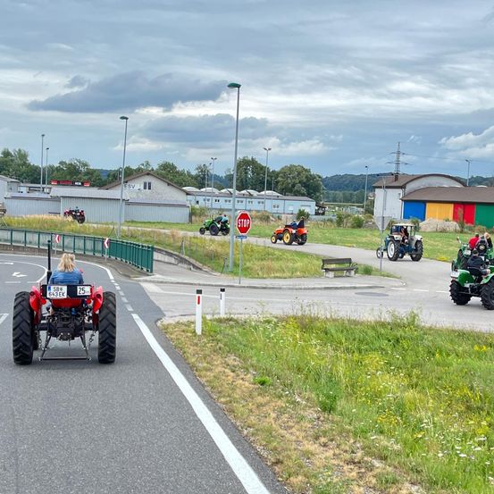 Bild enthält, Fun, Person, Road Trip, Vacation, Road, Wheel, Car, Bench, Road Sign, Lawn Mower