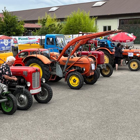 Bild enthält, Adult, Male, Man, Person, Tractor, Vehicle, Outdoors, Wheel, Glasses, E-scooter