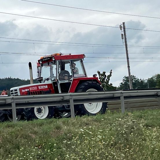Bild enthält, Utility Pole, Machine, Wheel, Tractor, Vehicle, Bulldozer, Outdoors, Bumper, Person, Nature
