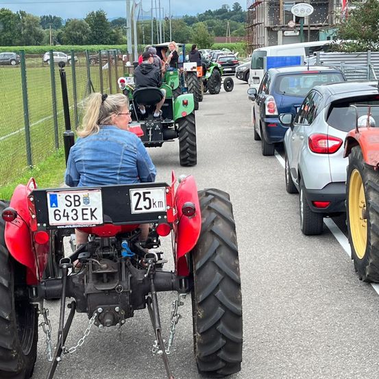 Bild enthält, Tire, Wheel, Adult, Female, Person, Woman, Vacation, Car, Outdoors, Tractor