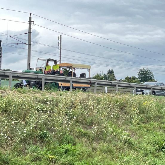 Bild enthält, Outdoors, Nature, Person, Car, Transportation, Vehicle, Clothing, Hat, Utility Pole