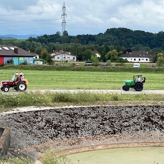 Bild enthält, Grass, Plant, Outdoors, Nature, Person, Car, Countryside, Lawn, Wheel, Rural