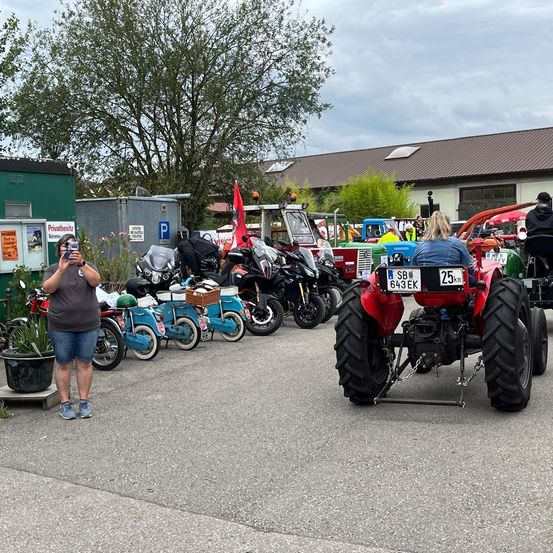Bild enthält, Person, Tire, Machine, Wheel, Motorcycle, Transportation, Vehicle, Outdoors, Tractor