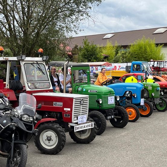 Bild enthält, Person, Machine, Wheel, Tractor, Transportation, Vehicle, Car, Chair, Furniture
