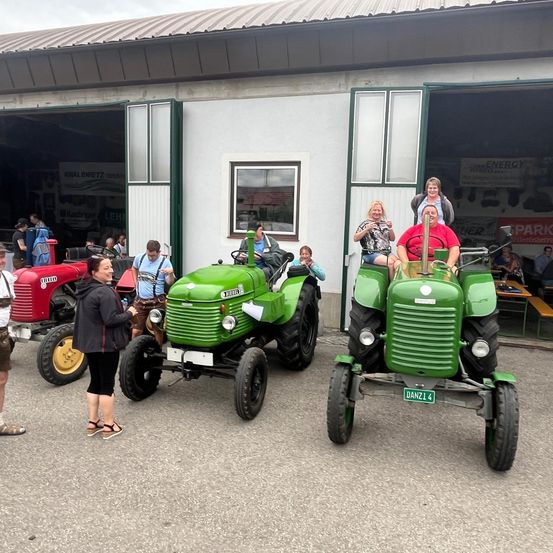 Bild enthält, Adult, Male, Man, Person, Wheel, Tractor, Vehicle, License Plate, Shoe, Coat