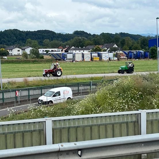 Bild enthält, Transportation, Vehicle, Person, Utility Pole, Car, Auto Racing, Race Car, Sport, Adventure, Leisure Activities